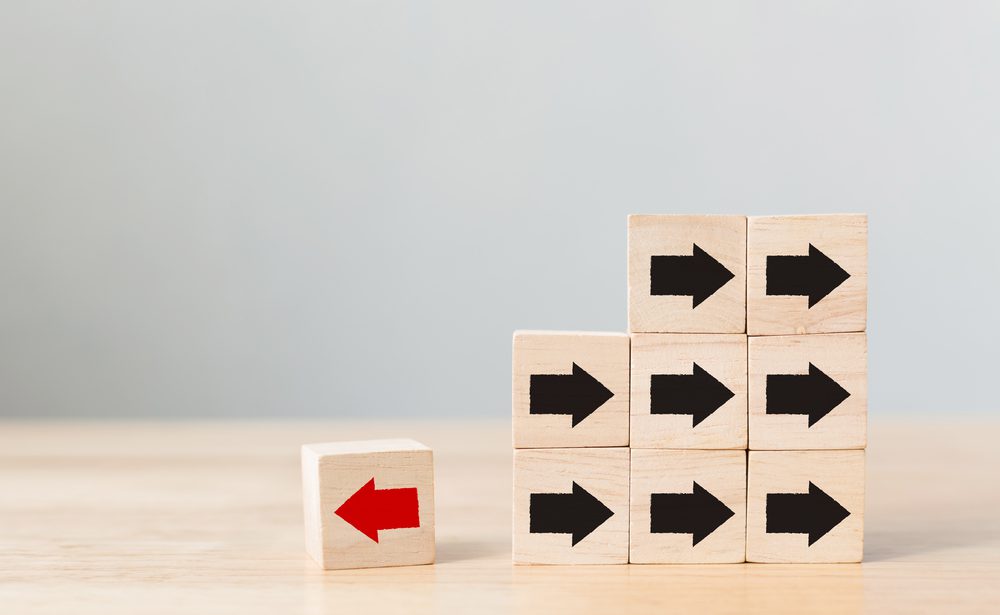 Wooden,Block,With,Red,Arrow,Facing,The,Opposite,Direction,Black