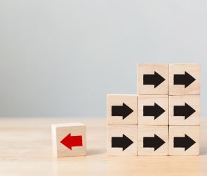 Wooden,Block,With,Red,Arrow,Facing,The,Opposite,Direction,Black