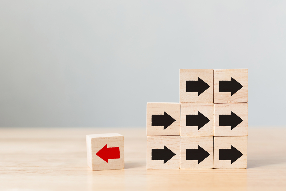 Wooden,Block,With,Red,Arrow,Facing,The,Opposite,Direction,Black